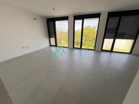 NA PRODAJU - Stan površine 96m² sa panoramskim pogledom + 2 garažna mesta i dvorište u ceni 