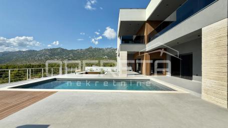 Vila s panoramskim pogledom na more i Velebit, 275m2
