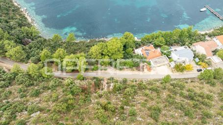 Ekskluzivno zemljište 507 m2 u drugom redu od mora – Lastovo