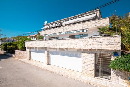 Luksuzna kuća s 3 apartmana i pogledom na more