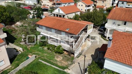 Zadar – Kuća s 2 trosobna stana (100 m²) i podrumom