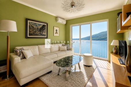 Stan na prvoj liniji mora u Đenovićima (Herceg Novi) – 42m² + terasa, pogled na 
