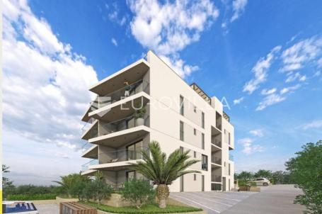 Okrug Gornji, četverosoban stan na trećem katu s krovnom terasom površine 101.74 m²