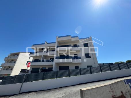 Sunčan dvosoban stan s krovnom terasom (64 m²) – 2 min od plaže, Okrug Gornji
