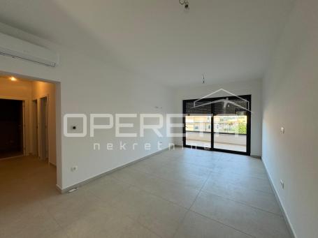 Sunčan dvosoban stan s pogledom na more i krovnom terasom (68 m²) – 2 min od pla