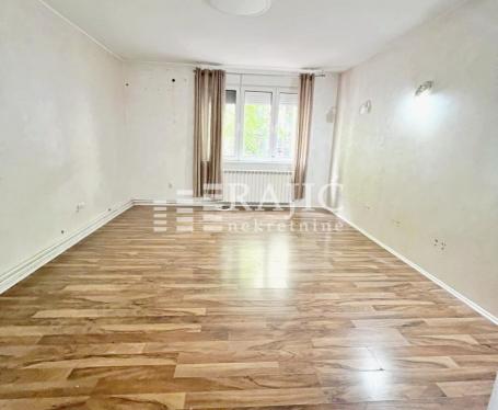 Centar, Strahinjića Bana 70m2,2.5-renoviran, mesto za reklamu #4487