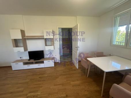 U ponudi dvoiposoban stan od 62m2 na Staroj Detelinari. 