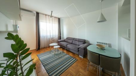 Novi Beograd 45m2 sa lođom, blok 72, odličan i svetao
