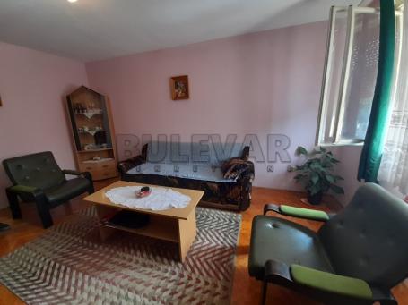 Izdaje se dvosoban stan preko puta Slatke kuće u Durlanu, 64m2