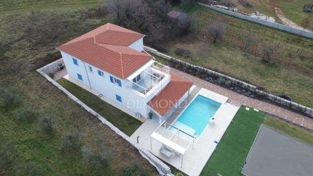 Barban, luksuzna vila s bazenom na lijepoj lokaciji
