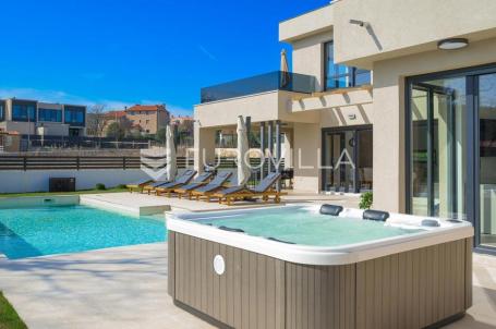Istra, Rovinjsko selo, moderna kuća 210 m² s grijanim bazenom, saunom i jacuzzijem