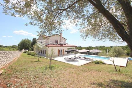 Istra, Kanfanar, prekrasna kuća 450 m² na velikom imanju od 1900 m²