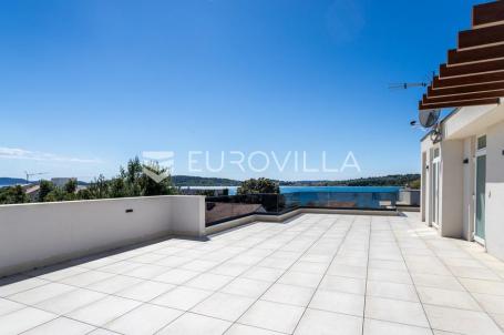 Srima, trosoban penthouse na vrhunskoj lokaciji s pogledom na more