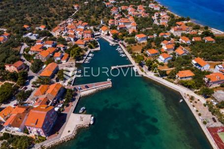 Ugljan, Poljana, zemljište prvi red do mora, 993 m²