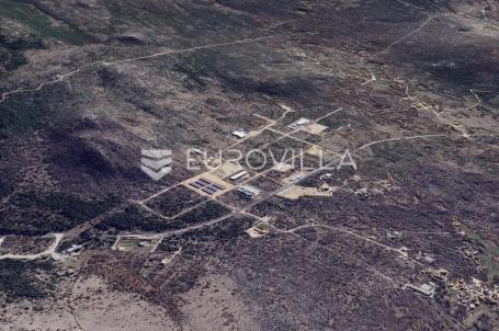 Muć, građevinsko zemljište s projektom za izgradnju skladišno, proizvodnog objekta