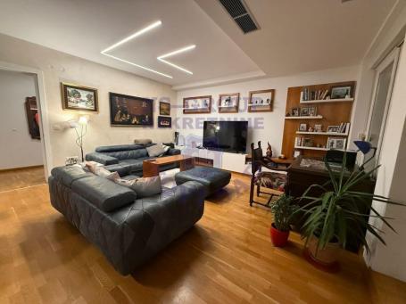  Stan površine 114 m² koji se nalazi u Sremskoj Kamenici, na trećem spratu zgrad