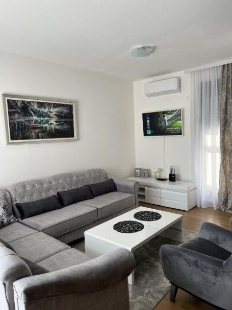 Jednosoban stan 48m² + terasa 90m² sa garažnim mestom – Tivat