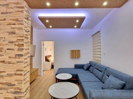 Prodaja renoviranog dvosobnog stana 70m² + terasa 30m² – Bečići