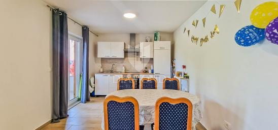Buje, Kaštel, dva stana sa 200 m2 dvorišta blizu granice