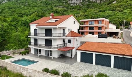 EKSKLUZIVNO U NAŠOJ PONUDI - BRIBIR - STAN NA VRHU MODERNE VILE