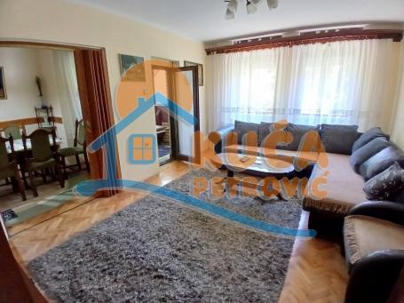 Izdaje se namešten trosoban stan kod parka Svetog Save, na Vizantijskom bulevaru, 65m2, cg