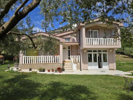 Kuća, 180m2, na placu od 6318m2, Smokovac, Podgorica