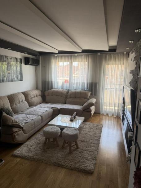 Izdaje se luksuzan i komforan stan u centru grada