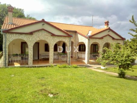 ISTRA, OKOLICA ROVINJA - Privatna oaza prizemne obiteljske kuće s dvije stambene jedinice i velikim 