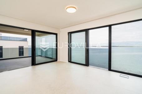 Zadar, Privlaka, luksuzni dvosoban stan 1. red do mora, 114,01 m²