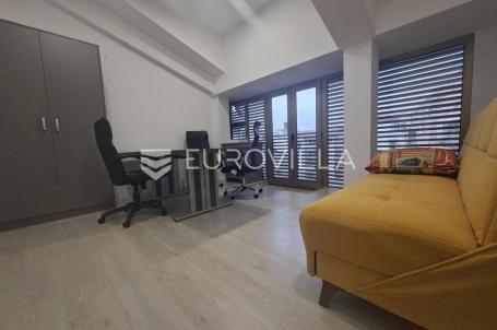 Rijeka, centar, uredski prostor 23 m² u zgradi s liftom