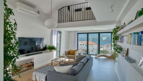 Luxuriously furnished apartment with a gallery and sea view, 