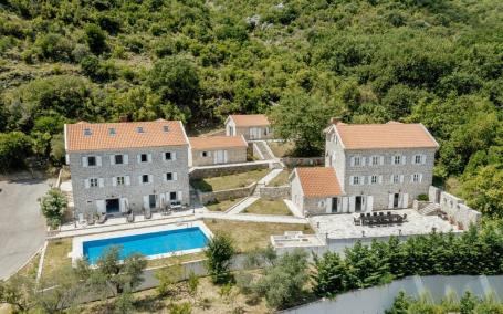 Palazzo Jerovica, a complex of stone villas and houses with a swimming pool