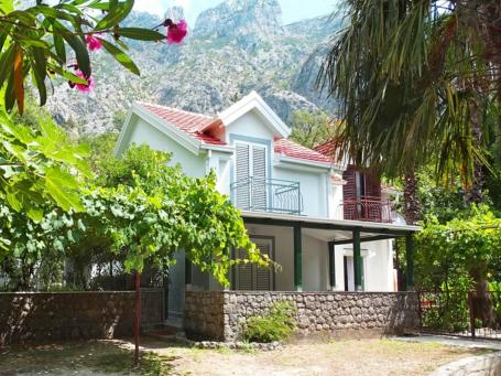 Charming semi-detached house in Orahovac