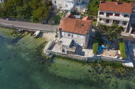 Semi-detached stone house with a pier, Prcanj