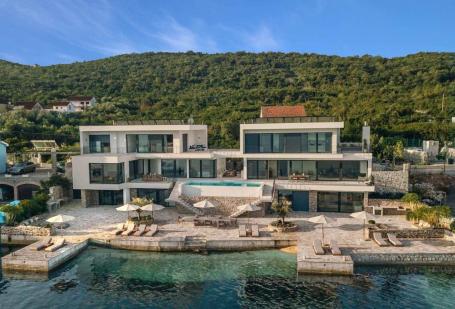A unique villa with a 40 m wide seafront, 