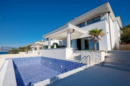 Villa on the first line to the sea, Utjeha