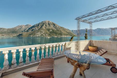 Two-bedroom apartment in the first row to the sea and beach, Kostanjica