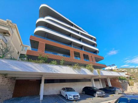 Exclusive two-bedroom apartment with parking and sea view, 