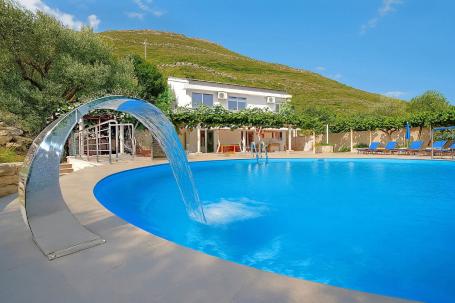 Villa with swimming pool on a 1200m2 plot, Katun Rezevici