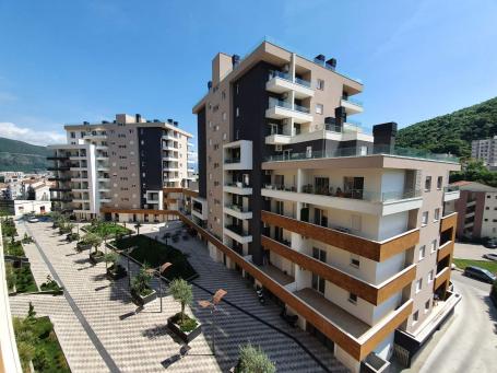 Two-bedroom apartment with mountain and garden view in