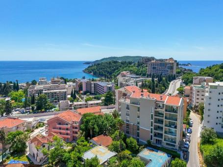 Two-bedroom penthouse with sea and mountain views, Becici