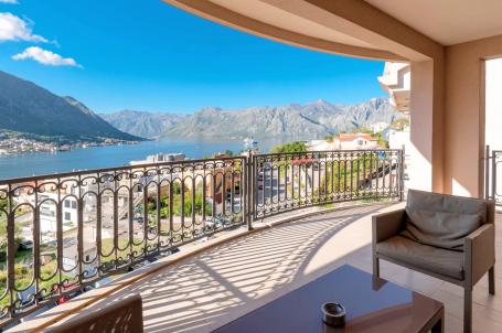 Exclusive two-bedroom apartment with a panoramic view of the sea, 