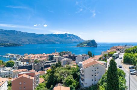 Duplex two-bedroom apartment with a view of the sea and the Old Town, 
