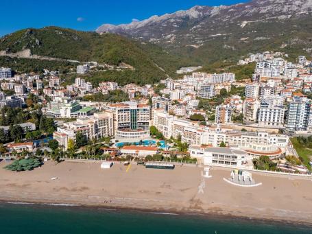 One-bedroom apartment with two terraces and sea view, 