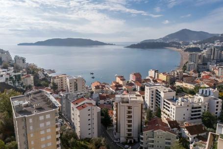 Modern three-bedroom apartment with sea view, Rafailovici, 