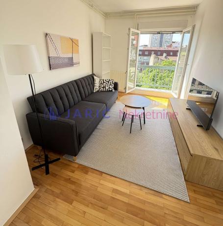 DORĆOL | 45m2 – Renoviran 2.0 stan sa PARKINGOM i 3 terase