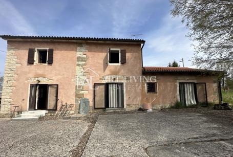 Grožnjan, okolica – autohtona renovirana istarska kuća s dvije stambene jedinice i velikim građevins