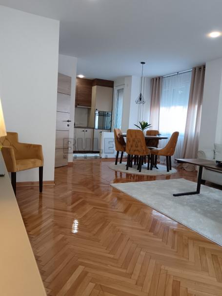 Izdaje se stan na Bulevaru Nemanjića!