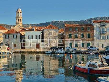 Kaštel Novi – riva, ekskluzivna kamena kuća s wellnessom
