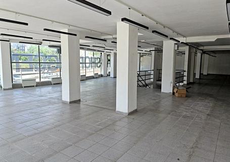 Robna kuća, prodavnica, igraonica, banka, klinika, škola, kafić . . 